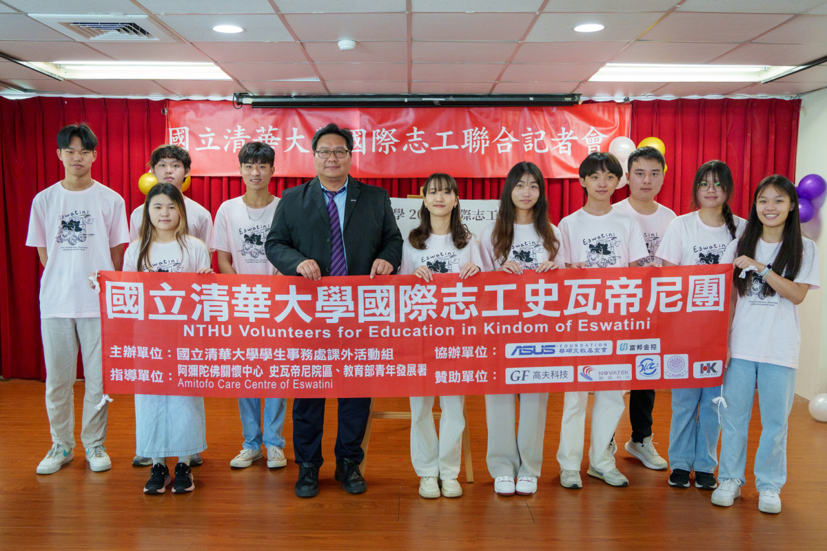 詹鴻霖學務長(左四)與本校國際志工史瓦帝尼團合影
