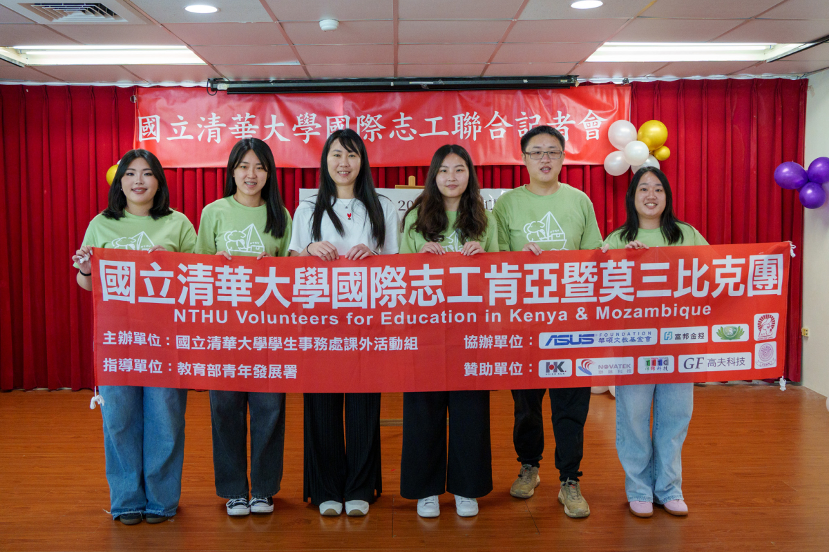 學務處課外組施惠方組長(左三)與本校國際志工肯亞暨莫三比克團合影
