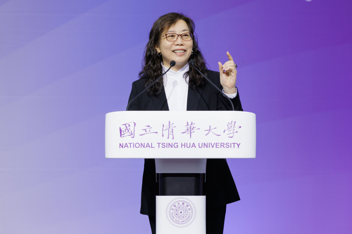 金馬獎導演蕭菊貞教授在畢業典禮致詞，勉勵本校學生在文化共感中找到歸屬