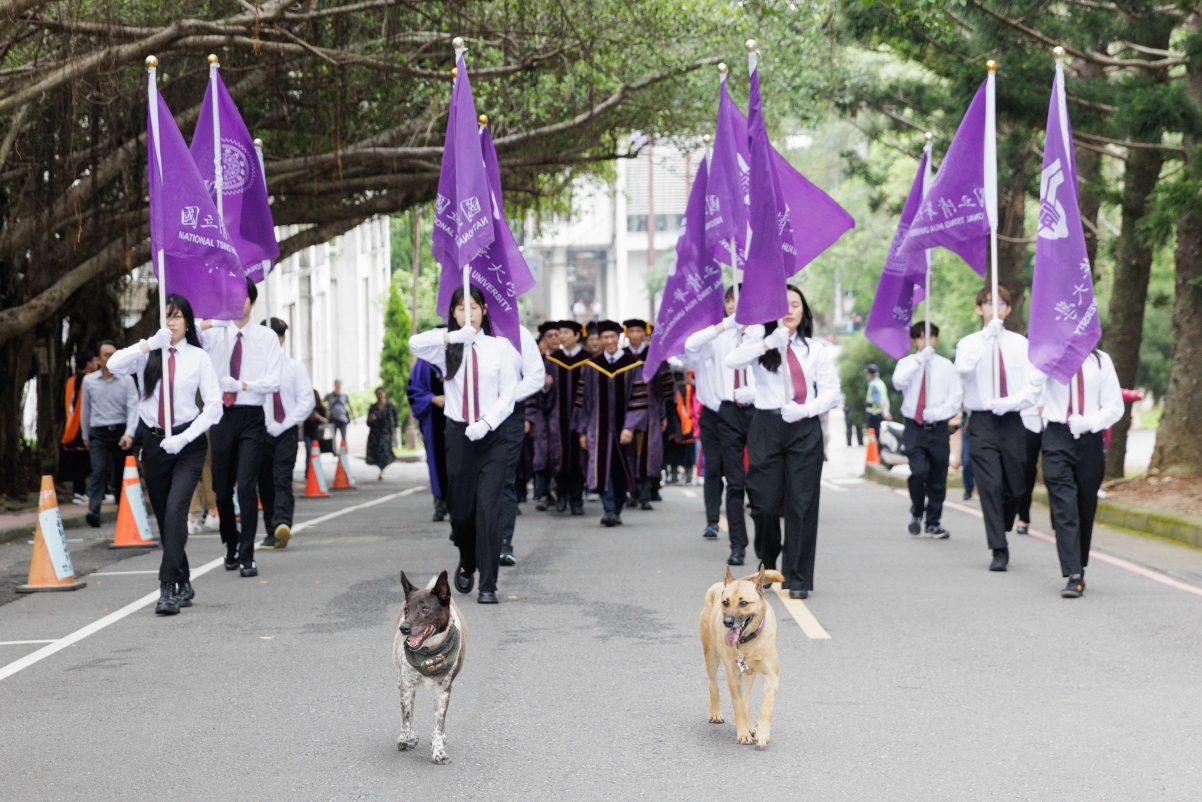 本校25日畢業典禮開始前，進行校園巡禮，帶畢業生回顧求學時光