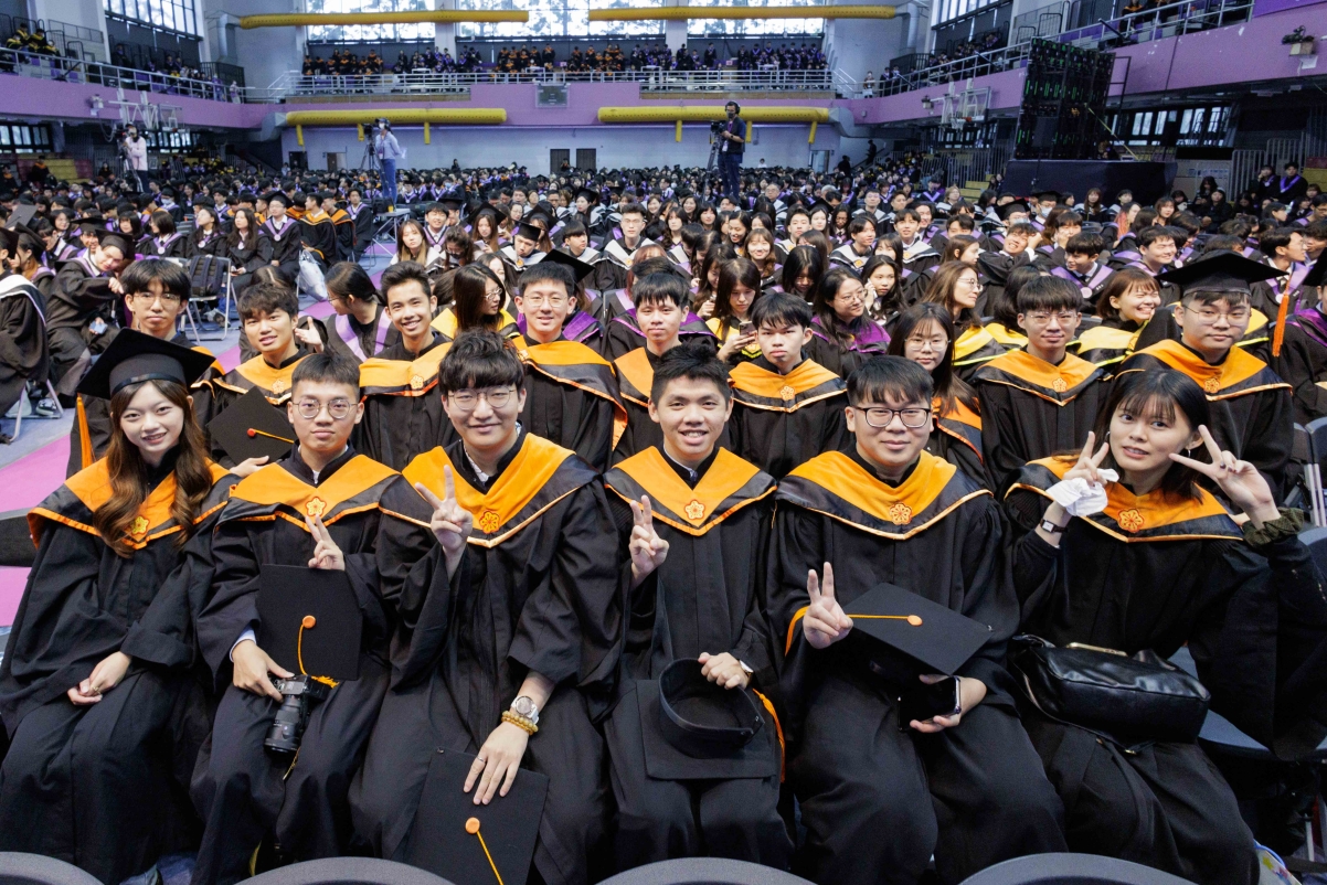 本校半導體學院畢業生參加畢業典禮