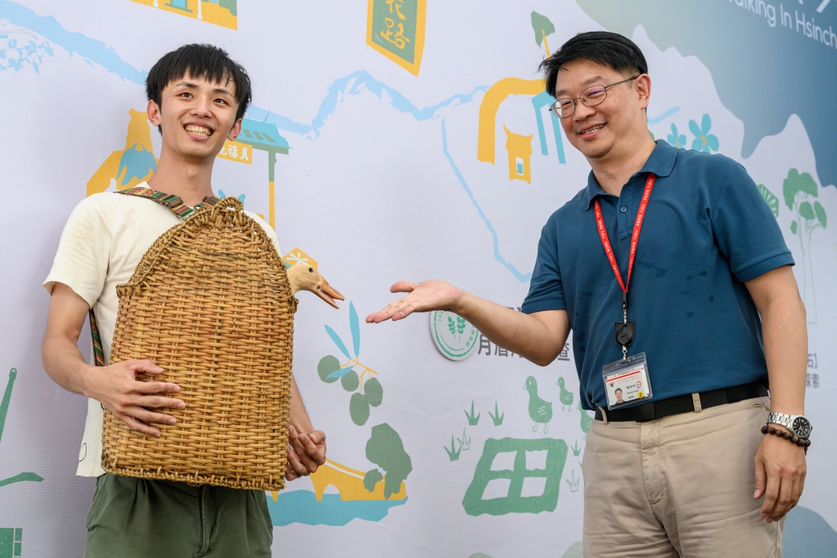 采鈺科技部陳炳伸經理(右)與無負擔農場負責人劉奕介紹月眉河階踏查路線，鴨子也來湊熱鬧