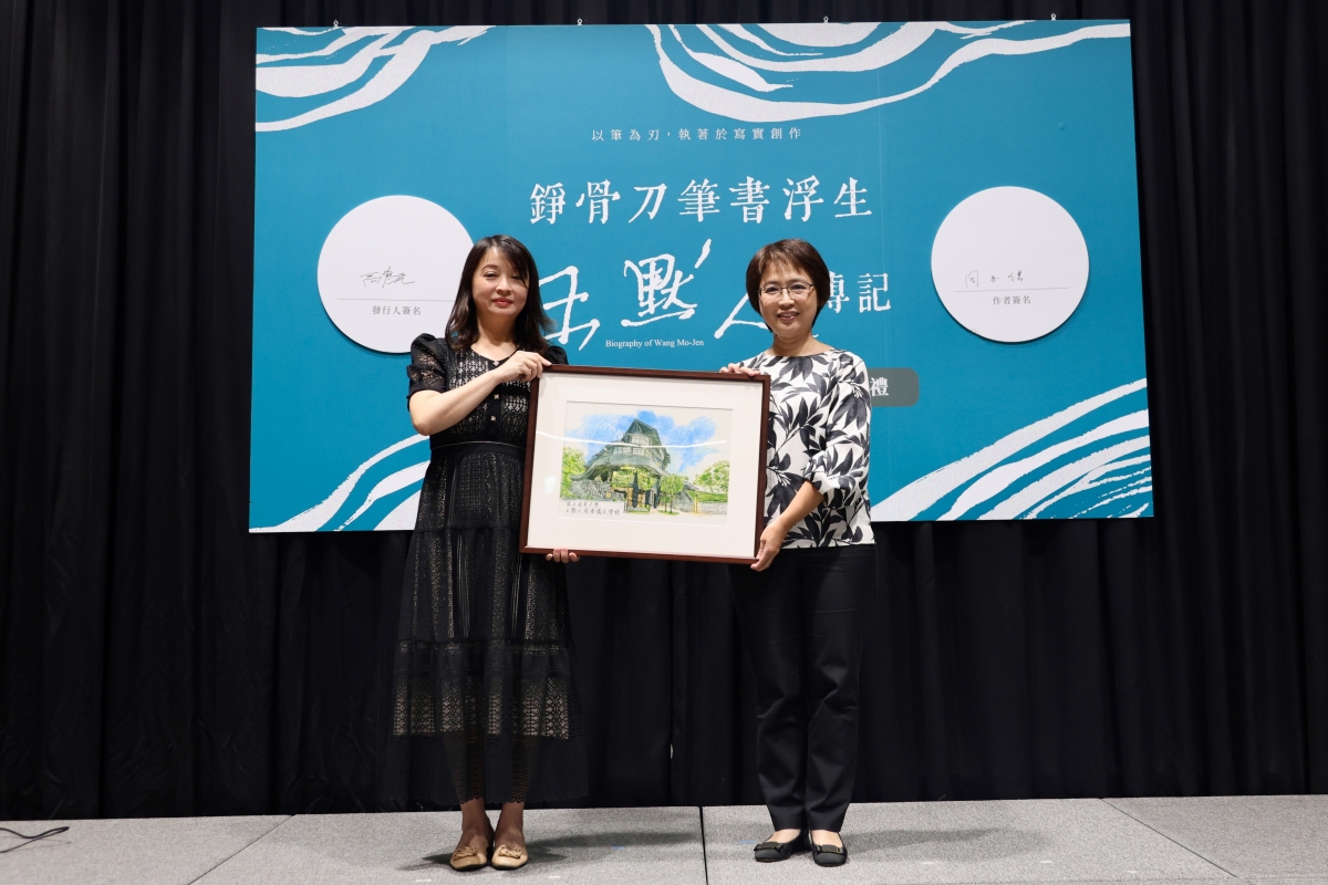 歡迎本校文學館加入文學館家族，臺文館陳瑩芳館長(右)致贈建築彩繪紀念品，由王鈺婷所長代表接受