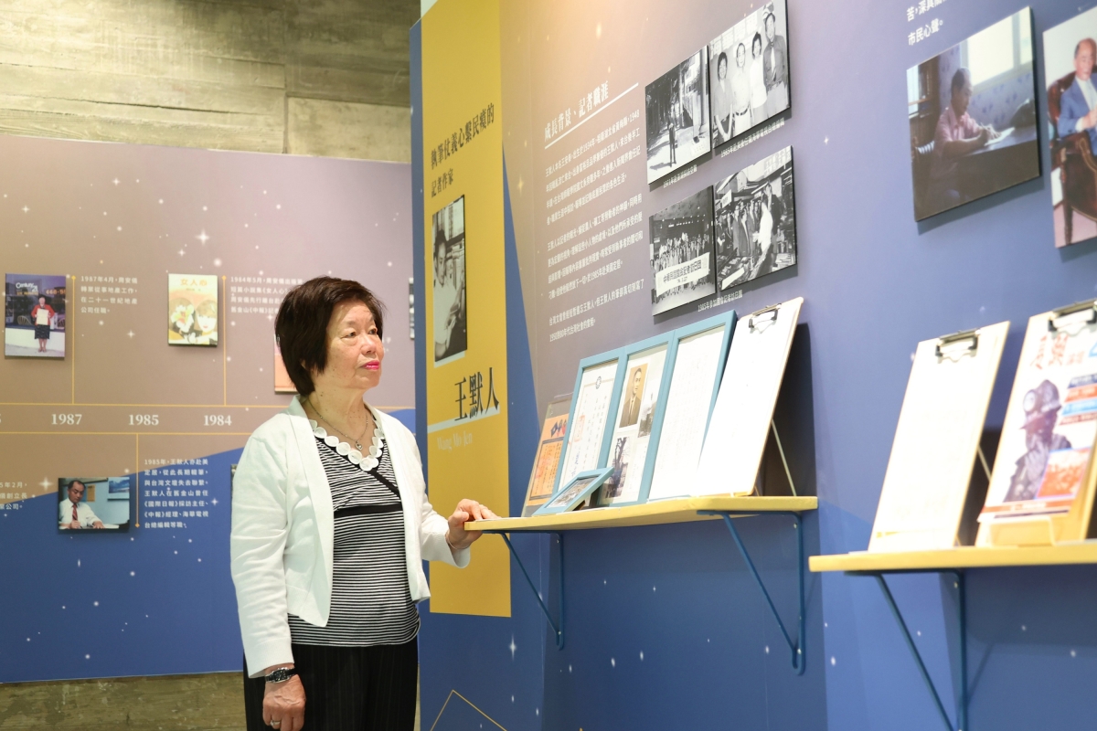 周安儀女士觀看本校王默人周安儀文學館「隱世微光」展覽