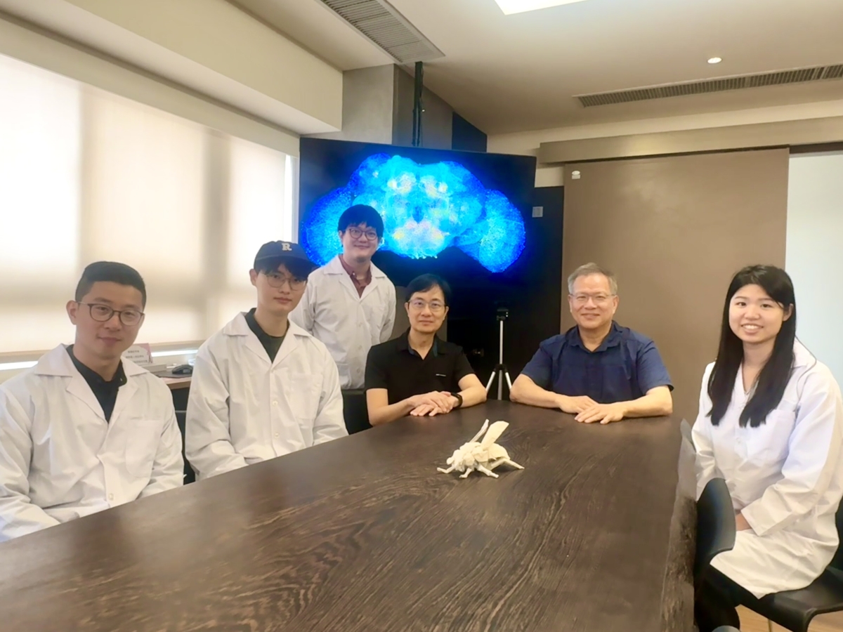 本校跨領域研究團隊破解果蠅大腦嗅覺密碼，研究成果登上國際權威期刊《科學前緣》(Science Advances)。左起：腦科學研究中心博士後研究員馮冠霖、系神所博士生陳瑞煌、系神所博士生強敬哲、系神所羅中泉教授、腦科學研究中心江安世主任與物理所碩士鄭力珊