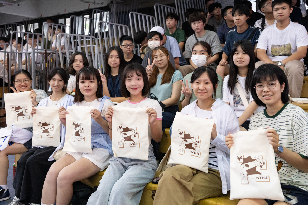本校新生領航營送給大學新生偵探主題的新生禮包