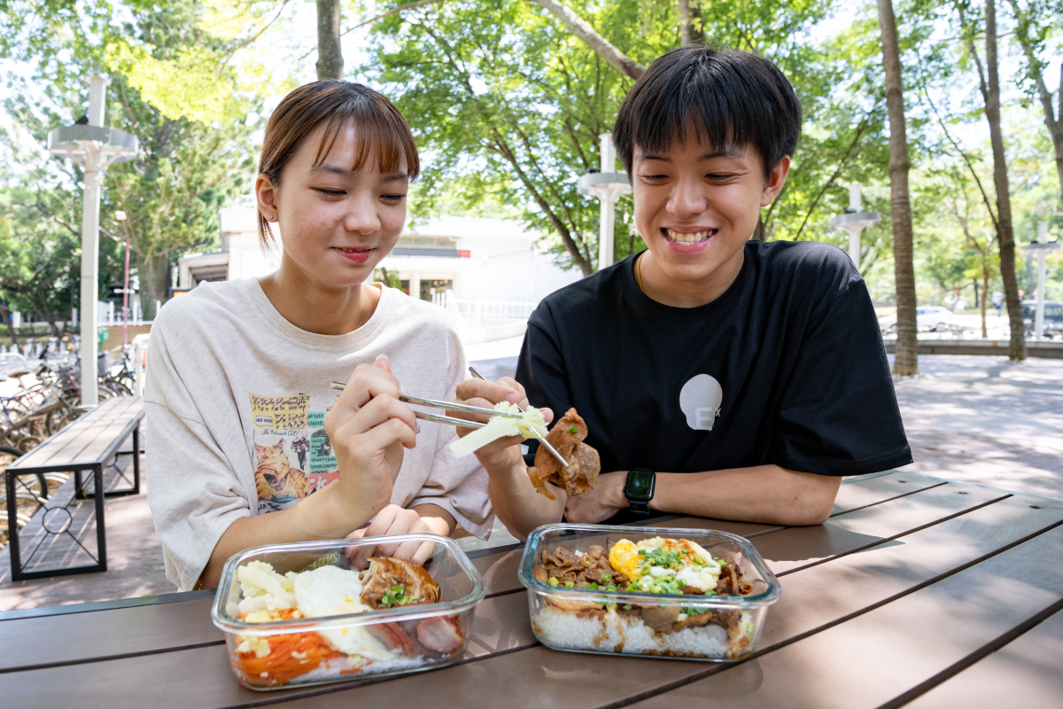 本校鼓勵學生自備餐具，送給參加大學新生一套環保餐具