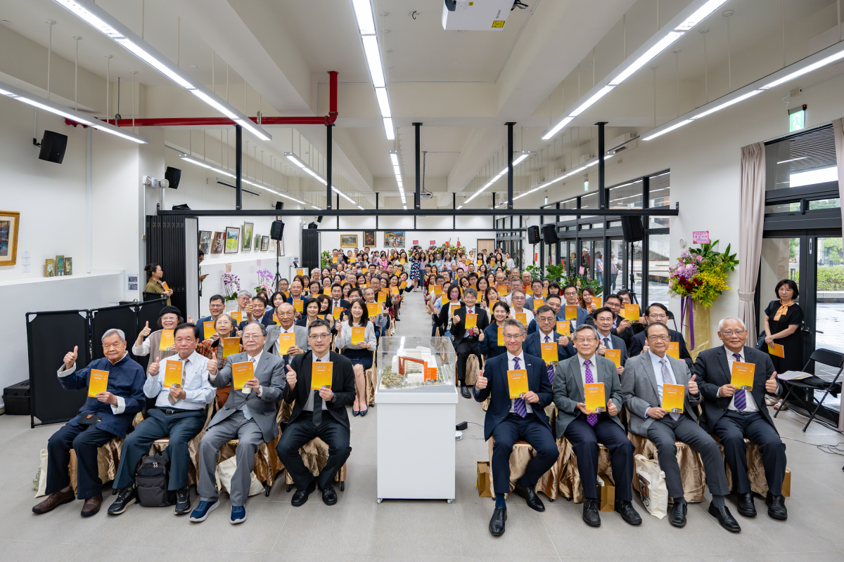 本校竹師教育學院新大樓啟用典禮上，校內外貴賓與師生齊聚慶祝