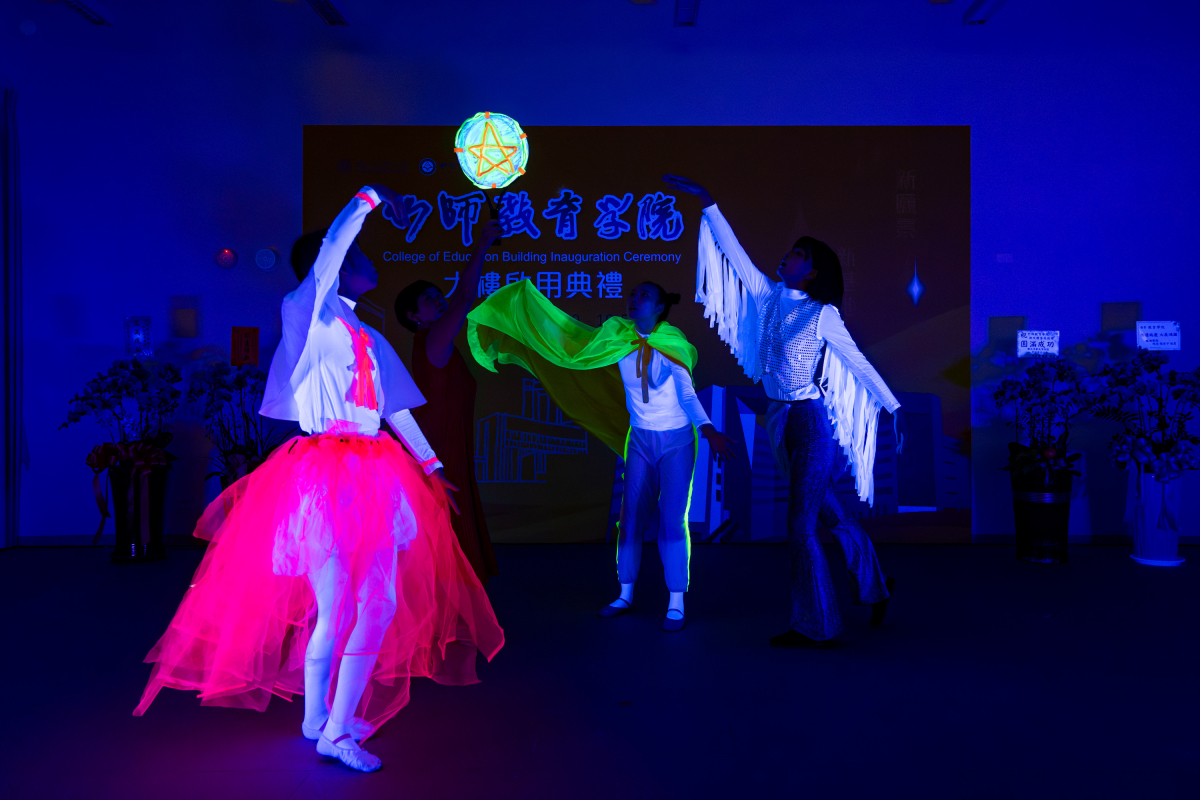 本校竹師教育學院新大樓啟用典禮上，幼教系劉淑英老師帶領學生演出黑光幼兒劇