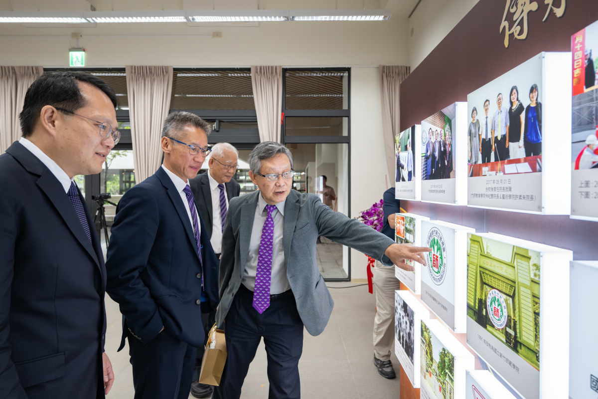 本校竹師教育學院王子華院長(左起)、高為元校長、戴念華副校長、賀陳弘前校長，在啟用典禮上觀賞竹師教育學院歷年照片牆