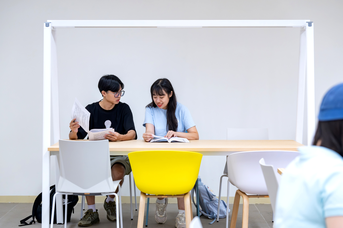 學生在竹師教育學院新大樓的開放式研究生自習空間討論課業