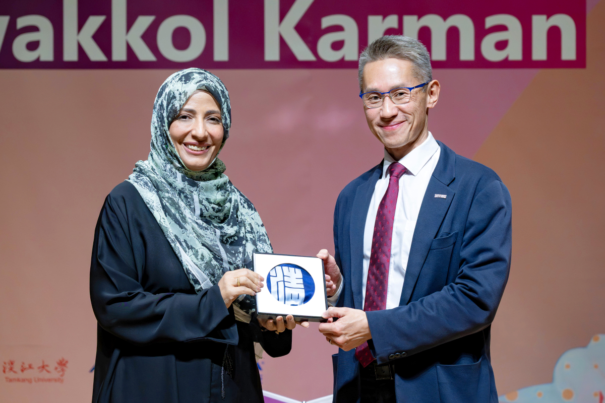 高為元校長(右)代表校方致贈諾貝爾和平獎得主卡曼女士紀念品，表達感謝與敬意