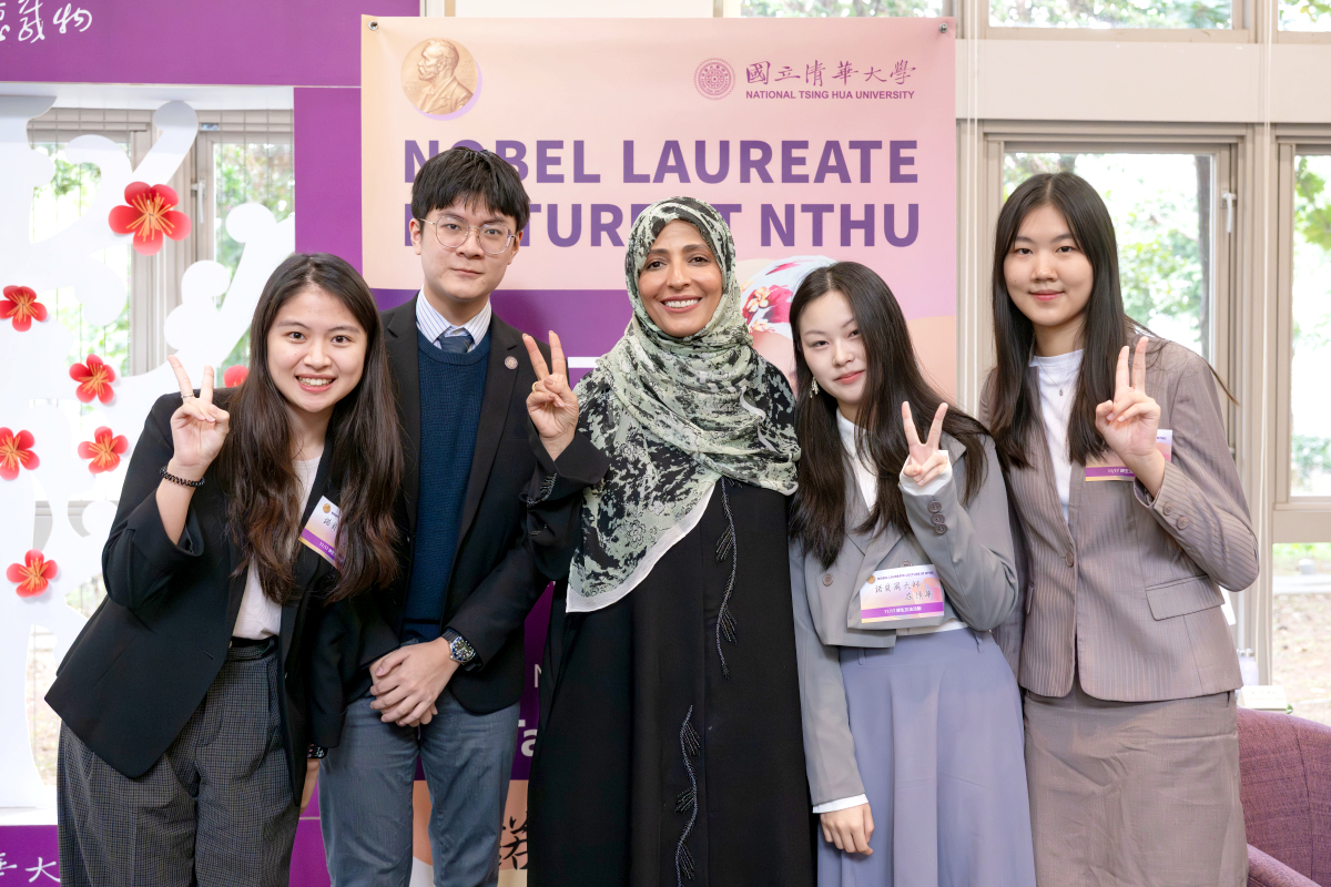 諾貝爾和平獎得主卡曼女士(中)與本校學生合影。科管院大三同學江瑜庭(左一)表示深受講者的勇氣與韌性感動