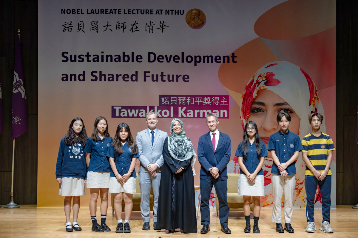 諾貝爾和平獎得主卡曼女士(中)11月17日在本校進行專題演講，台中華盛頓高中師生專程北上聆聽