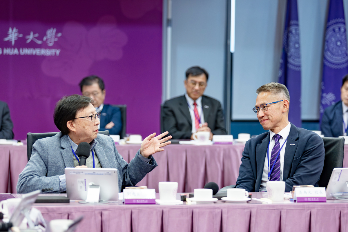 高為元校長(右)與召集人劉兆玄委員討論校務發展議題