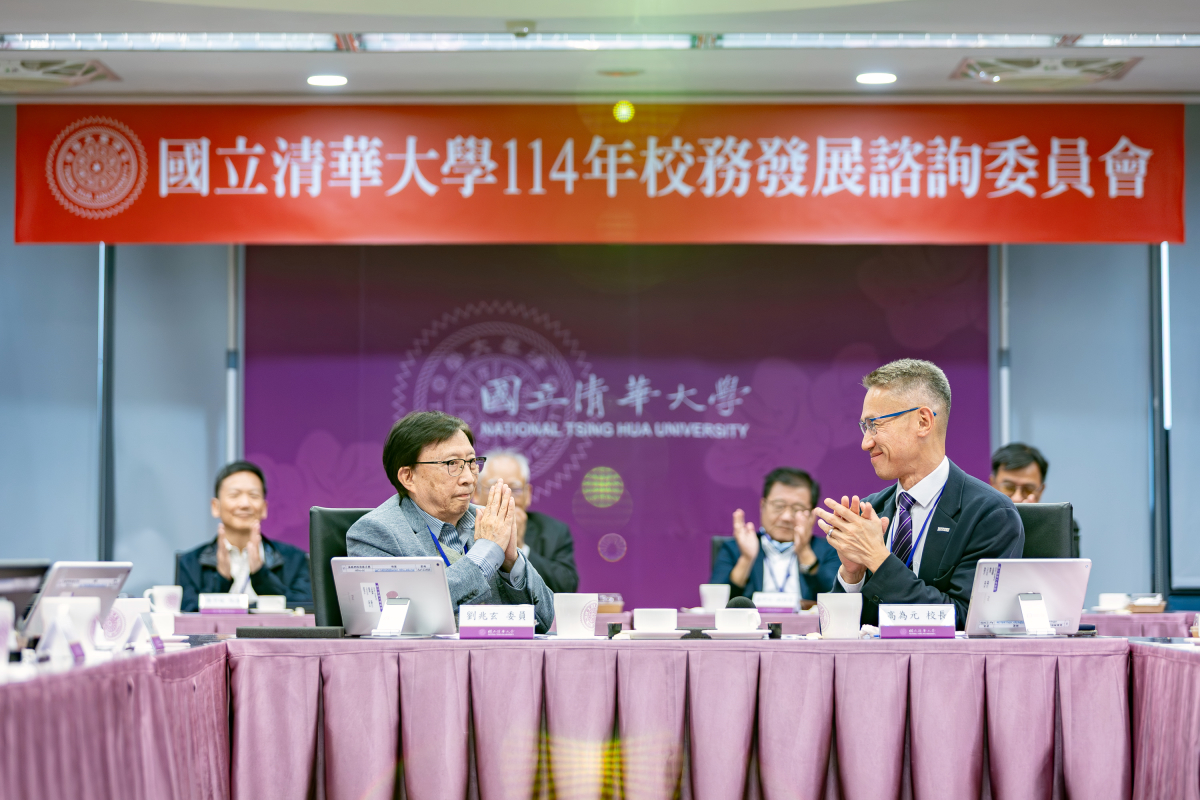 劉兆玄委員(左)宣布將交棒召集人職務