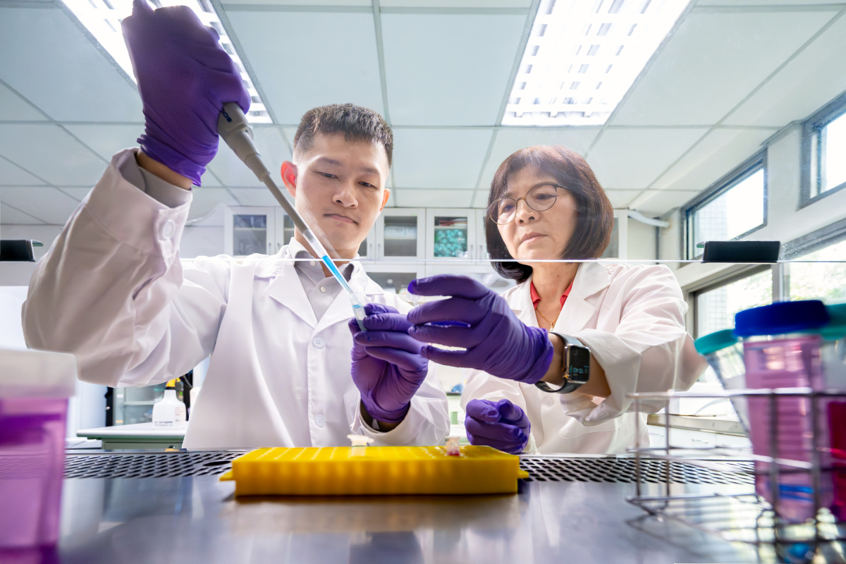 清華大學生科系王雯靜教授（右）與博士後研究員陳粲然，結合多元研究方法，首次解析癌細胞關鍵蛋白「結構開關」的運作機制