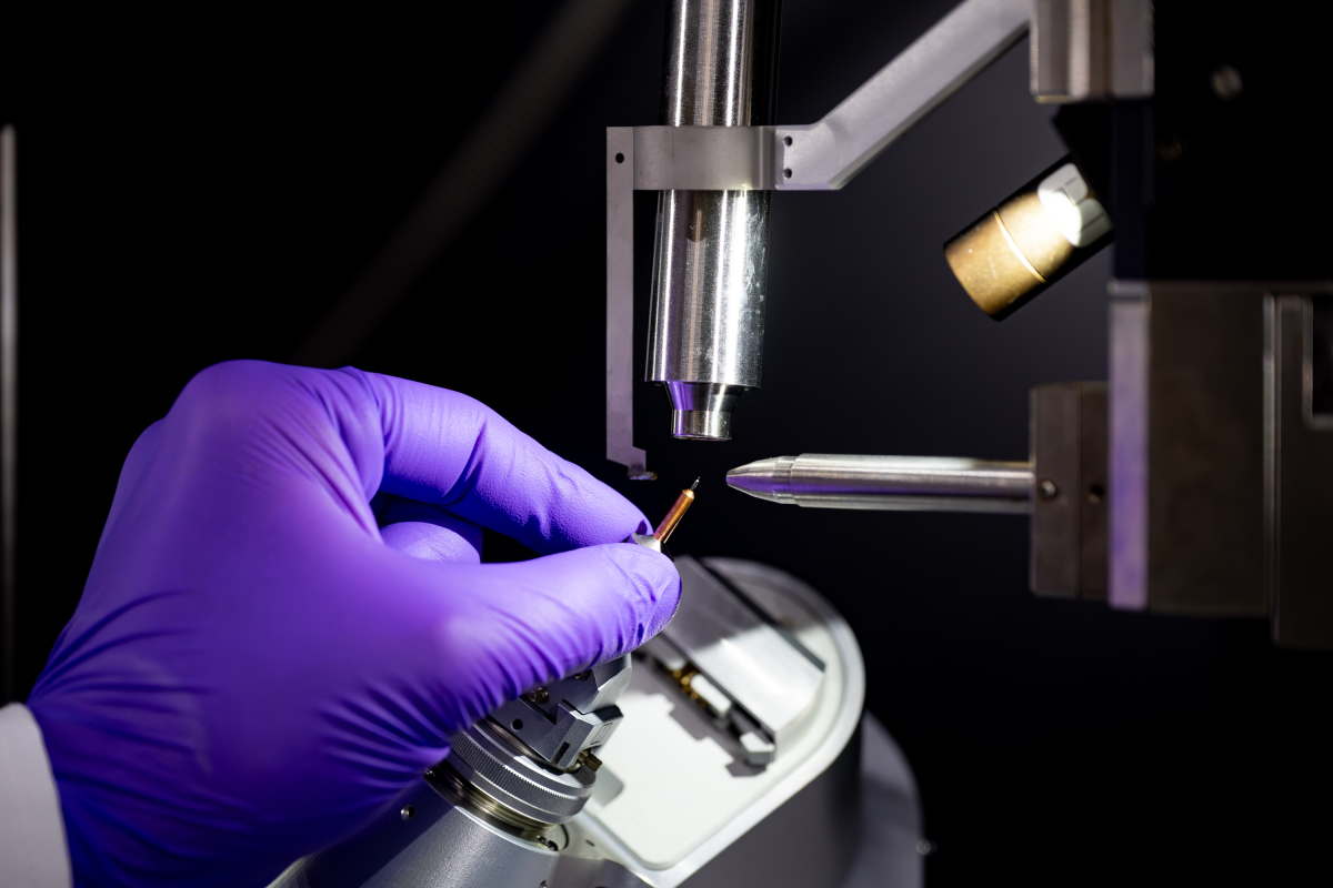 本校研究團隊透過蛋白質晶體繞射實驗，成功解析丙酮酸激酶M2與穀胱甘肽結合的立體結構，發現抗氧化劑的雙面性