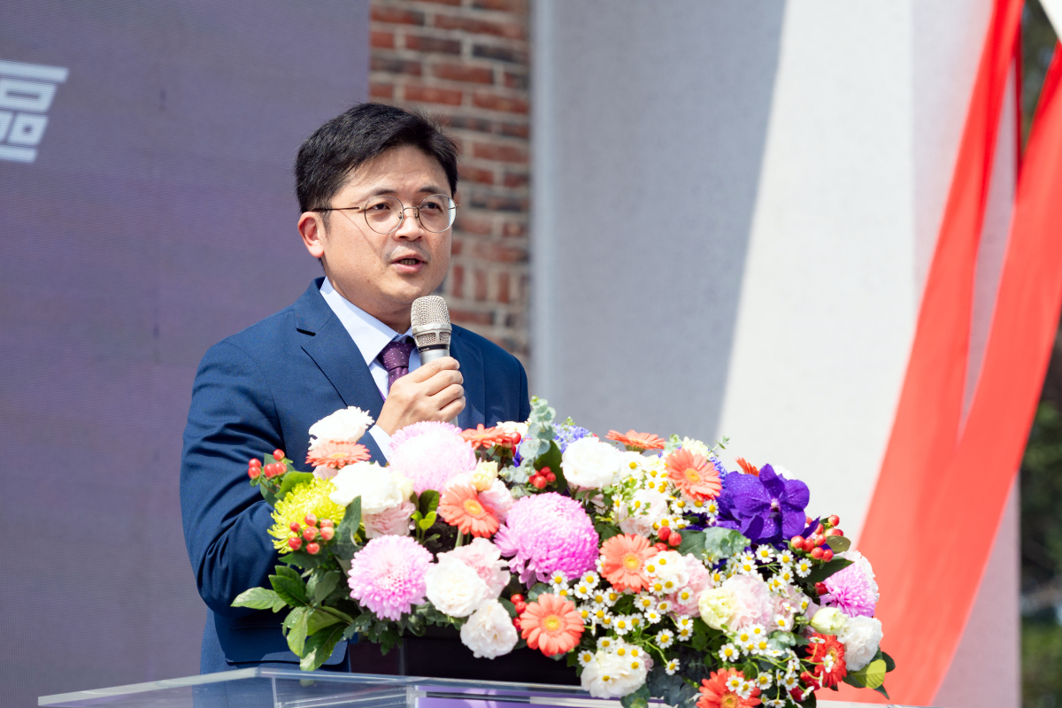 教育部林伯樵主任秘書見證清華高雄校區啟用，並給予祝福。