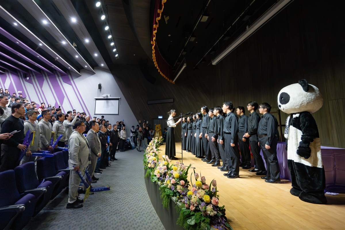 清華大學合唱團帶領師生演唱校歌