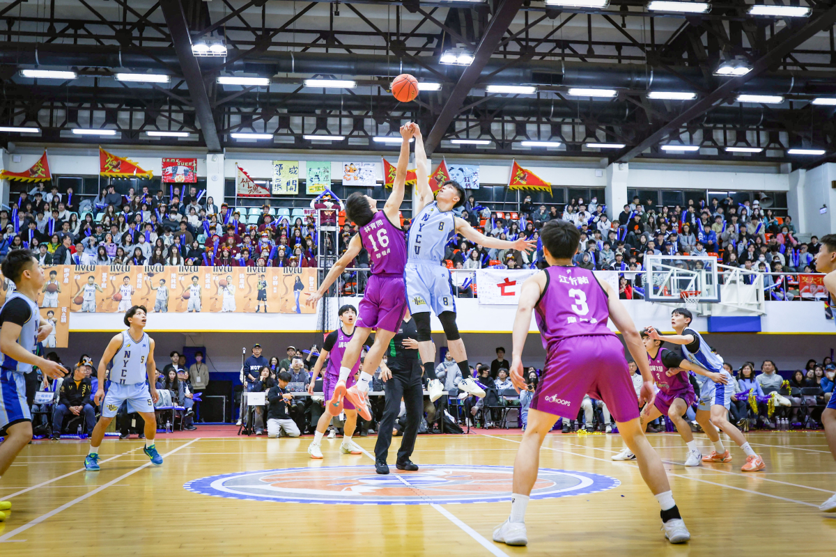 丙午梅竹男子籃球賽於本月7日晚間舉行，場上競爭激烈，場邊加油聲不斷