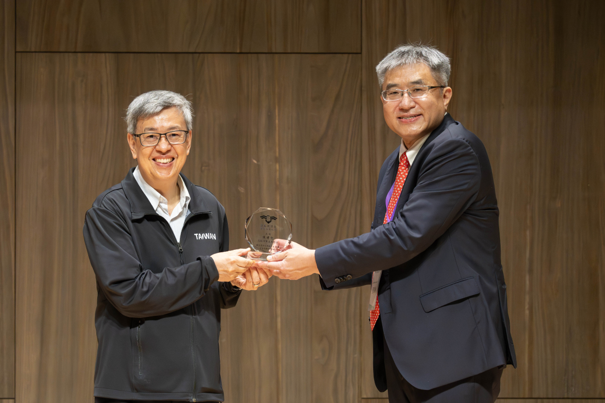 「蘇春槐講座」主持人、信和投資管理顧問蔡鎮州董事長（右）致贈紀念獎座給陳建仁前副總統