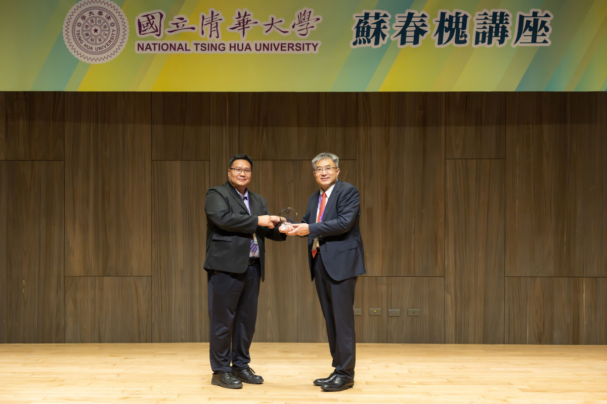 本校詹鴻霖主任秘書（左）代表清華致贈紀念獎座給「蘇春槐講座」主持人、信和投資管理顧問蔡鎮州董事長