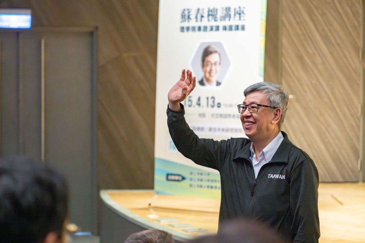 陳建仁前副總統4月13日出席清華大學「蘇春槐講座」，在現場向聽眾揮手致意