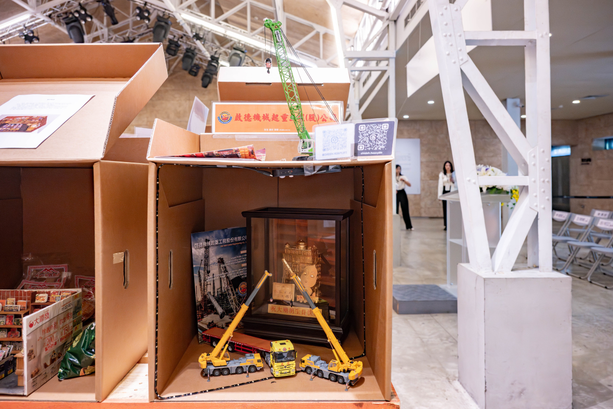 有「竹北吊車大王」之稱的啟德機械起重公司胡漢龑董事長，也以紙箱作品參與「等風來：竹塹的記憶之匣」展出