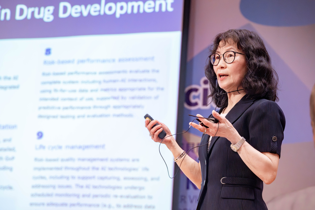 本校生醫學院傑出院友、MiRXES公司資深科學暨企業策略顧問馮玉蓮博士在「諾貝爾大師在清華」產業論壇發表主題演說