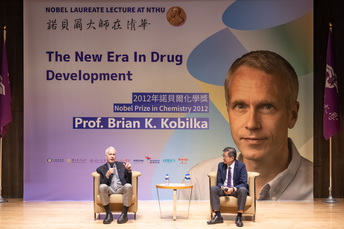 諾貝爾化學獎得主布萊恩．克比爾卡教授（Brian K. Kobilka）（左）4月21日在本校進行「藥物開發新時代」專題演講，呂平江副校長擔任主持人