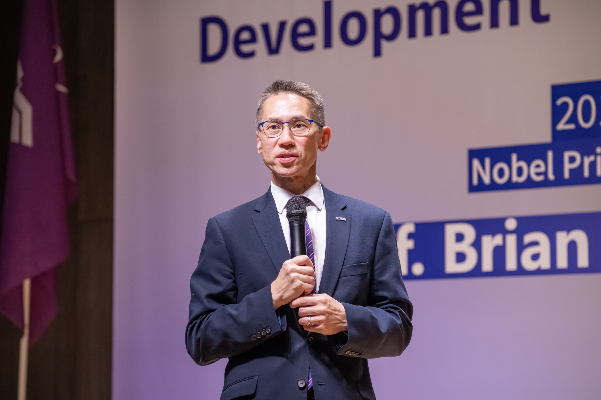高為元校長致詞表示，「諾貝爾大師在清華」邁入第 20 年，至今已邀請近 50 位諾貝爾獎得主蒞校，與師生分享研究歷程與人生經驗