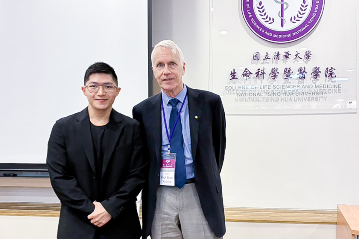 諾貝爾化學獎得主克比爾卡教授（右）與本校生科系同學董翔合影。董翔獲選為學生代表，於生醫學院師生交流場次中，當面向大師提問與交流