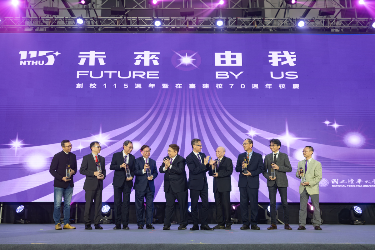 校慶大會頒發第27屆傑出校友獎，8位獲獎校友與高為元校長、校友總會陳立白理事長於舞台上共同見證這份榮耀