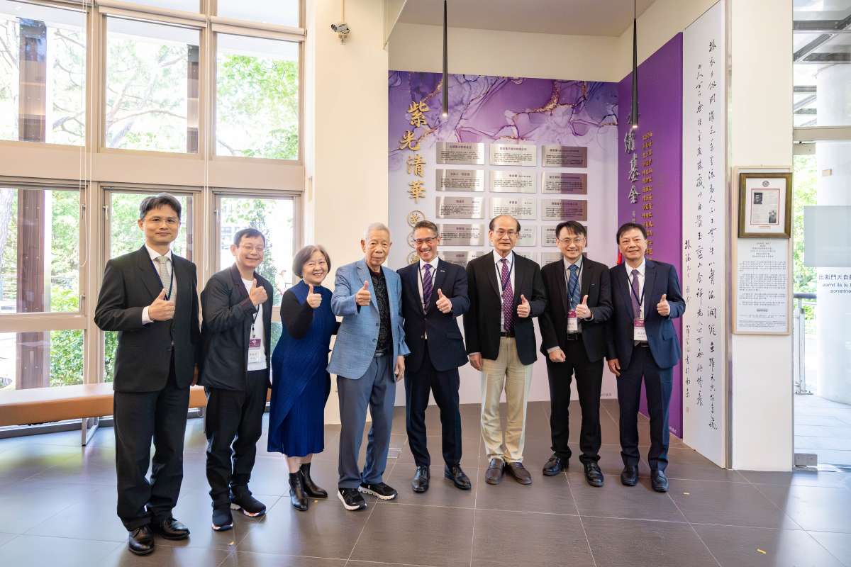 「紫光清華故事牆」設於清華名人堂一樓，表彰長期支持本校的校友與企業。左起台積電陳克明副處長、台積電文教基金會許峻郎執行長、曾繁城夫人陳韓、台積電文教基金會曾繁城董事長、高為元校長、校友總會榮譽蔡進步理事長、台達電文教基金會張揚乾執行長、聯華電子洪圭鈞資深副總經理