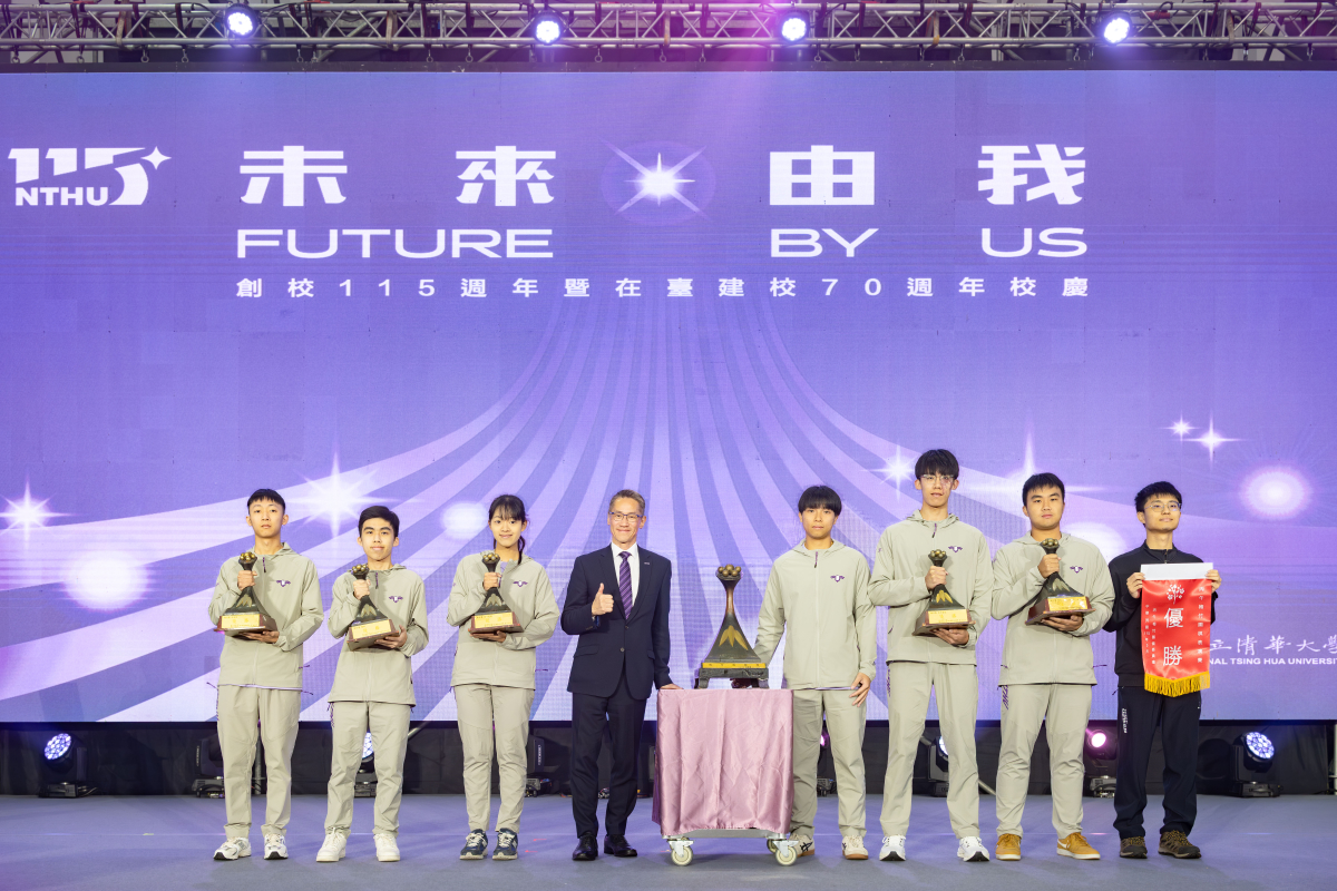 丙午梅竹賽獲勝運動校隊在校慶大會上獻獎，高為元校長代表接受總錦標，為校慶再添佳話