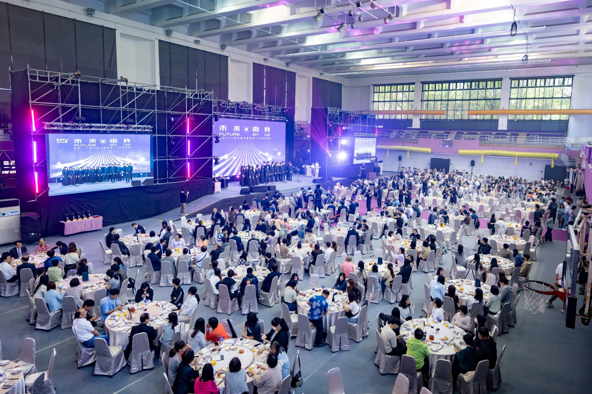 校慶午宴於體育館舉行，席開70桌，各屆校友齊聚一堂，共慶創校115週年暨在臺建校70週年