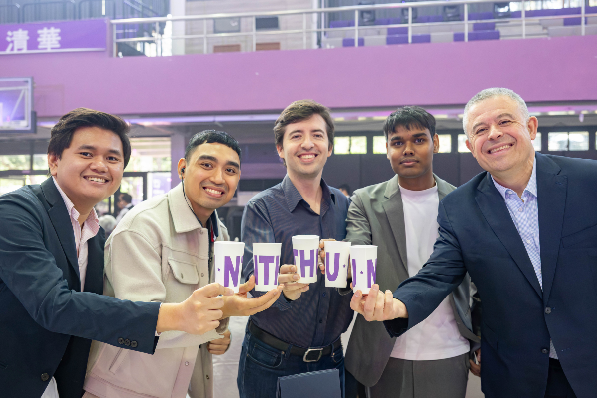 今年校慶特別推出NTHU循環杯，午宴結束後賓客可帶走重複使用。台北政經學院Yves Tiberghien院長（右）與學生午宴上共舉循環杯，祝福清華生日快樂