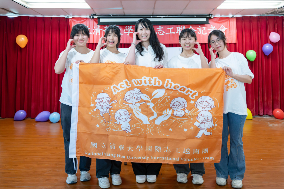 學務處課外組施惠方組長(中)與國際志工越南先行團合影。團隊將以特教專業服務橙劑受害者。