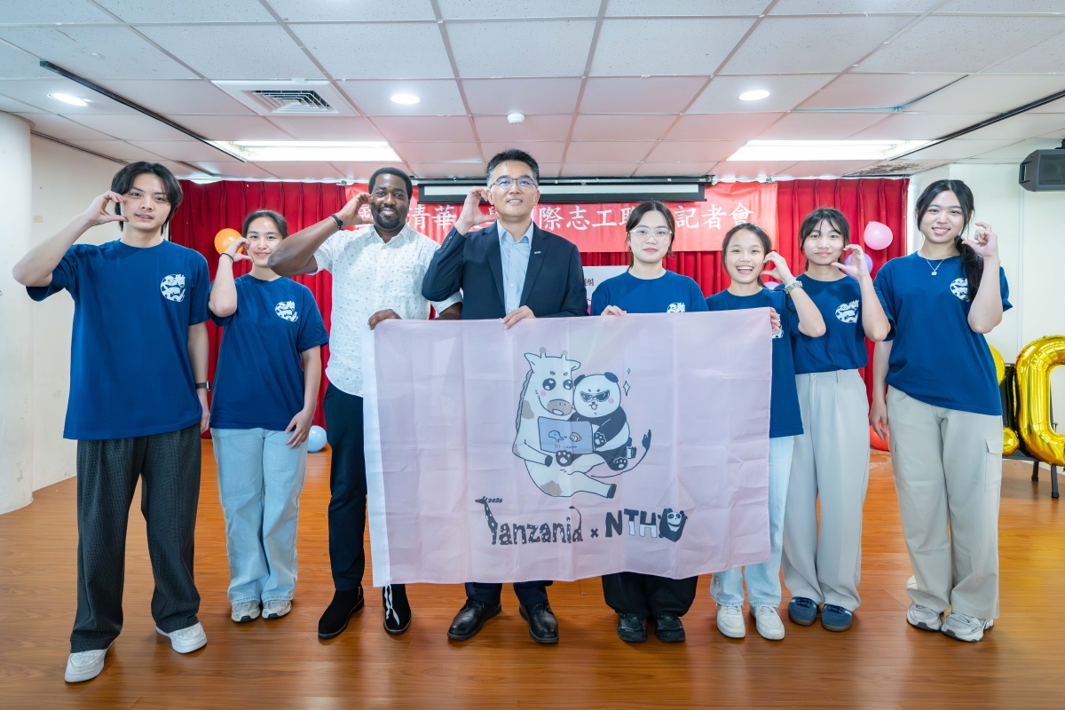 吳順吉學務長(左四)與國際志工坦尚尼亞團合影。坦尚尼亞團今年將導入教師工作坊與AI媒體識讀課程。