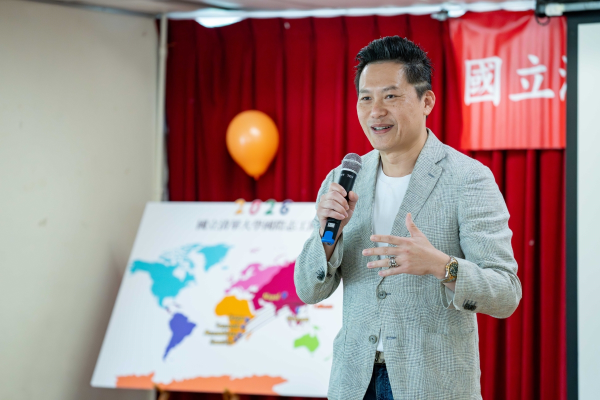嚴大任副校長在行前記者會上勉勵國際志工團員，服務過程中應理解當地真正需求，保持謙遜與學習。