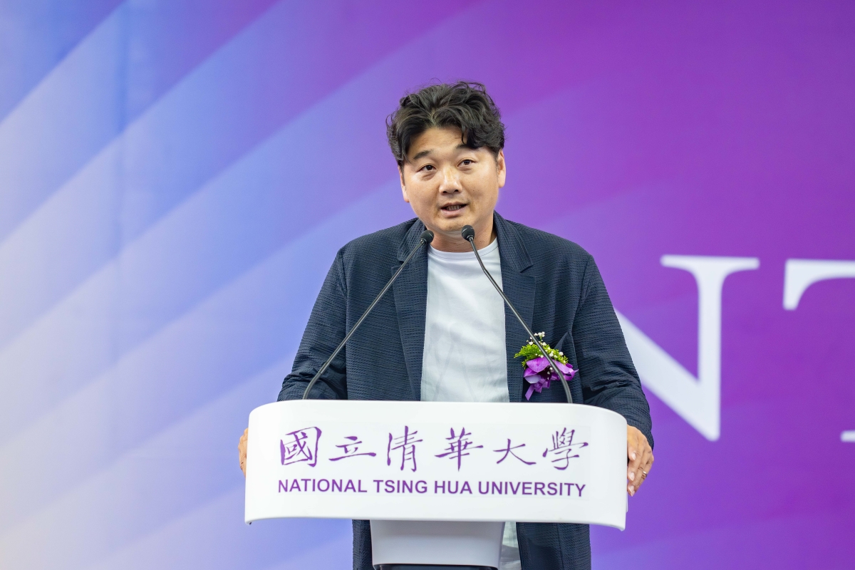 致詞貴賓、樂天桃猿曾豪駒總教練出席清華畢業典禮，分享中華隊12強賽奪冠歷程，勉勵畢業生勇敢逐夢、不忘初衷