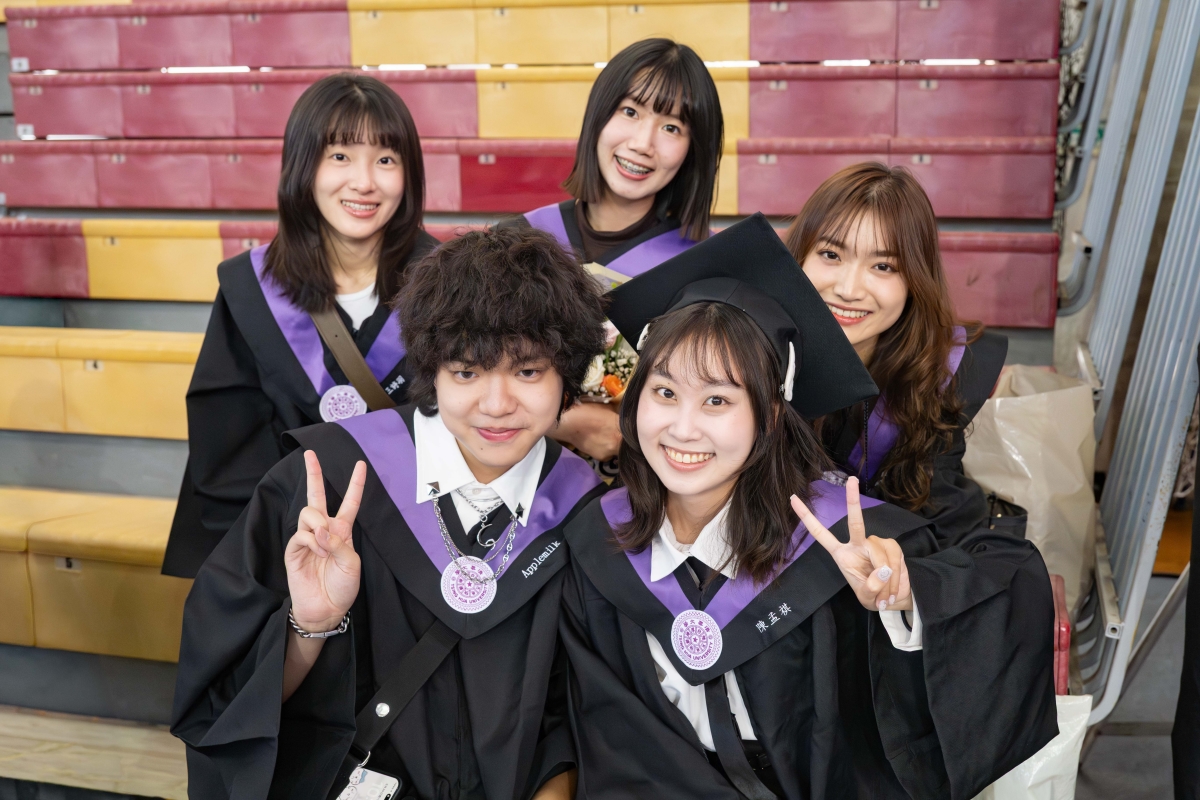 114學年度畢業生30日在畢業典禮現場合影，記錄完成學業的重要時刻