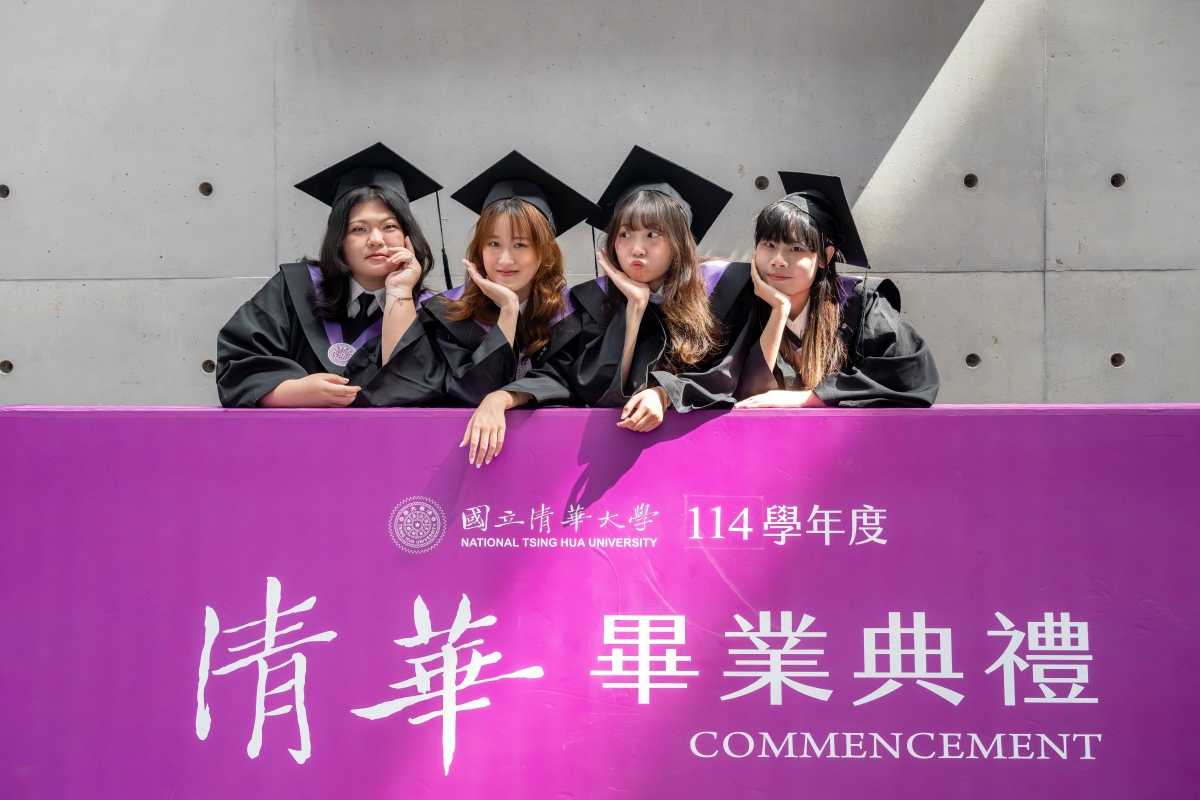 本校30日舉行畢業典禮，畢業生在典禮背板前合影，留下紀念