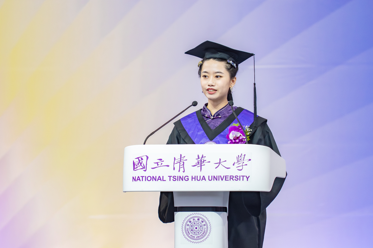 科管院學士班簡宏芸代表大學部畢業生致詞，分享以花式直排輪特殊選才入學後，在本校探索多元領域、走出低潮的歷程