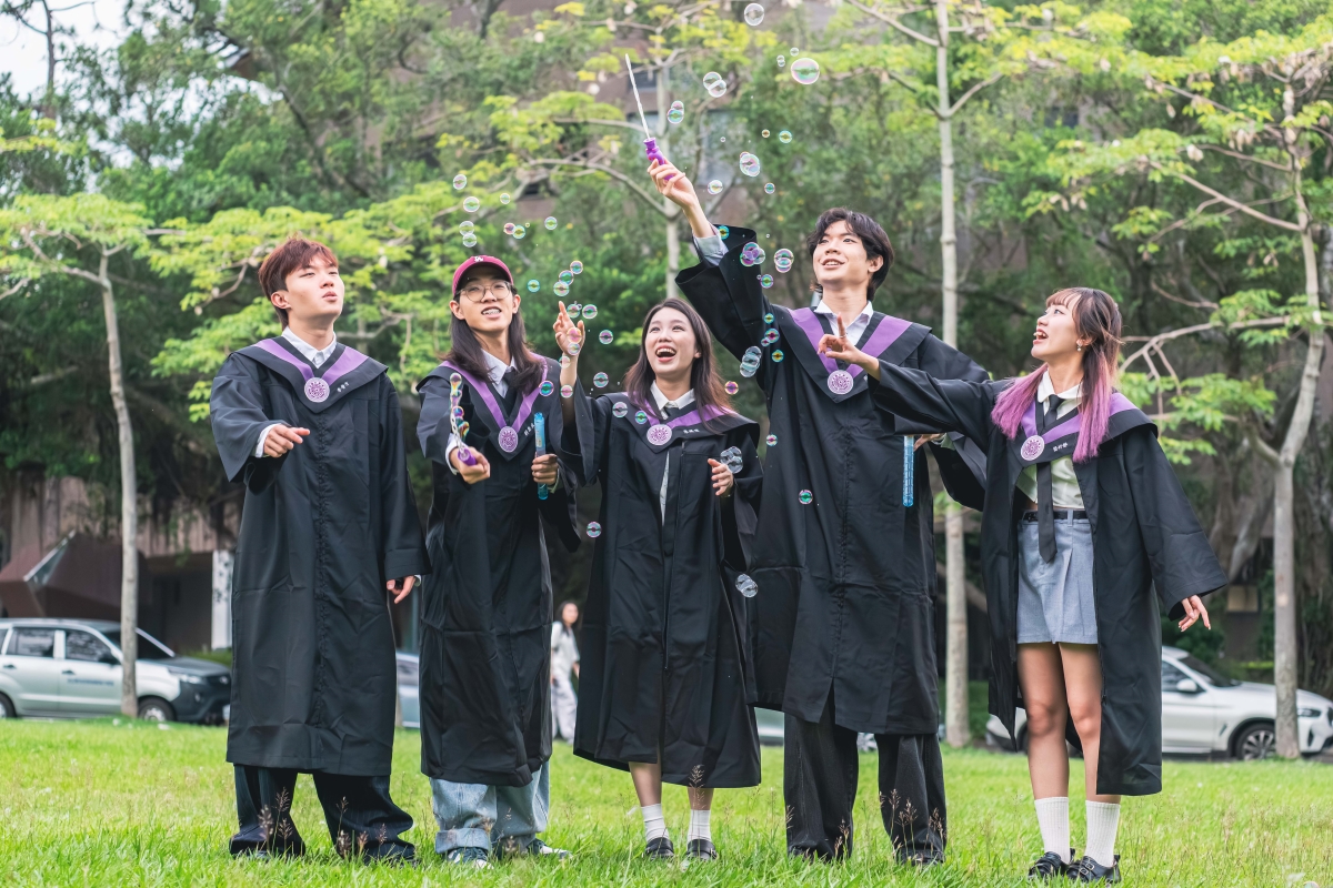 清華人吹起泡泡，慶祝完成學業、迎向人生新階段