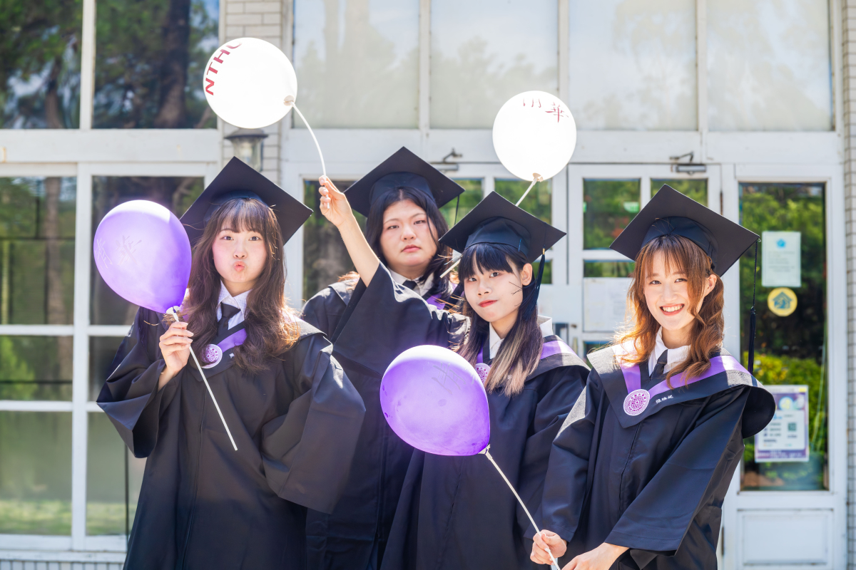 本校畢業生穿上畢業袍服拍照留念，迎接114學年度畢業典禮