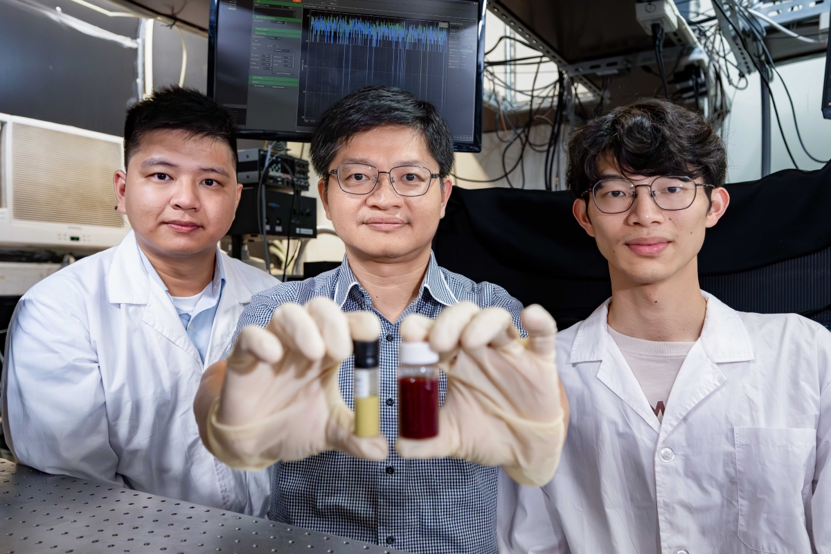 林皓武教授(中)帶領廖子豪(右)、莊詠棠(左)結合鈣鈦礦量子點與銀奈米立方體，打造出全球最亮的室溫單光子源。