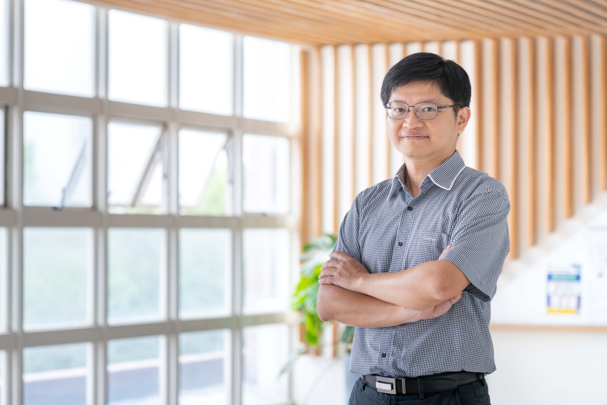 林皓武教授率團隊結合鈣鈦礦量子點與電漿子奈米共振腔，研發出全球最亮且不閃爍的室溫單光子源，可望為量子通訊與運算帶來重大突破。