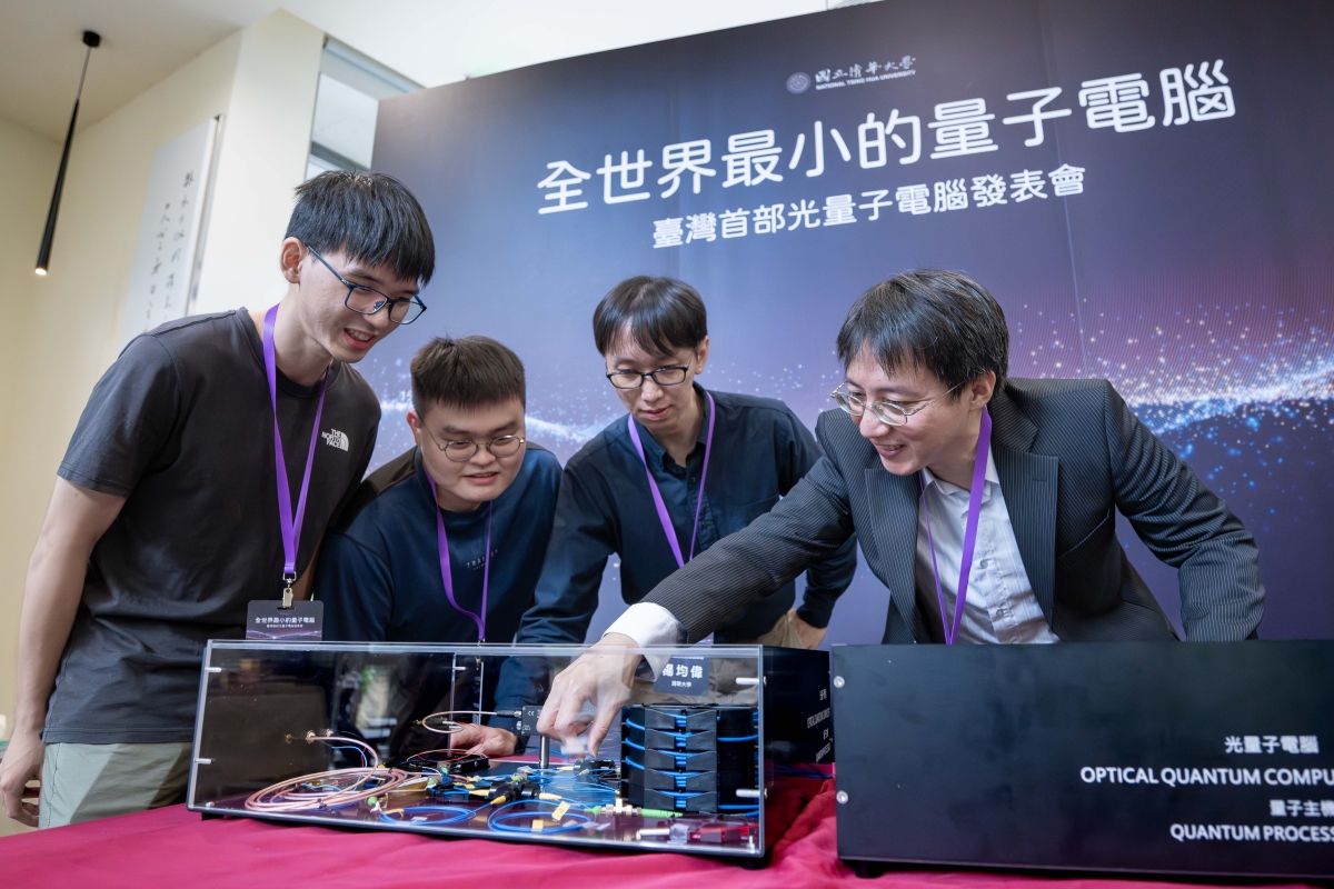 本校在2027 QS世界大學排名升至全球第142名，近年持續以量子科技研究獲國際肯定。圖為褚志崧物理系教授（右）研究團隊展示世界最小量子電腦